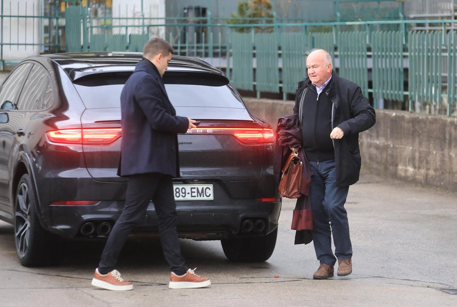 Fotografija: Obtoženi Semir Hajdarpašić je s porschejem na sodišče pripeljal zagovornika Milana Krstića. FOTO: Dejan Javornik