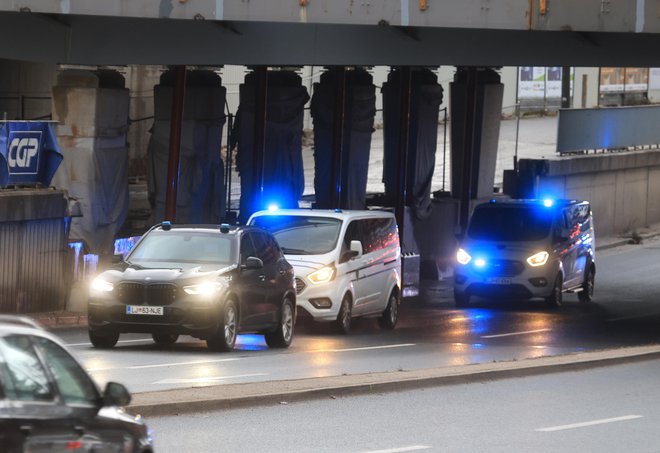 Obtožene so pripeljali strogo varovane. FOTO: Dejan Javornik