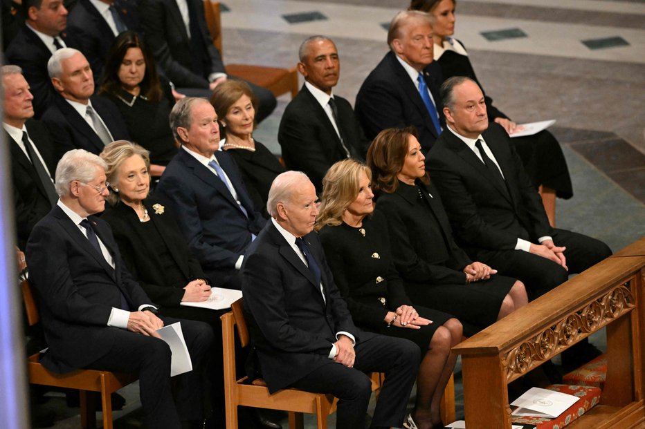 Fotografija: V prvi klopi sedijo Joe Biden, Jill Biden, Kamla Harris in Doug Emhoff, za njimi pa Bill Clinton, Hillary Clinton, George Bush, Laura Bush, Barack Obama, Donald Trump in Melania Trump. FOTO: Mandel Ngan/Afp