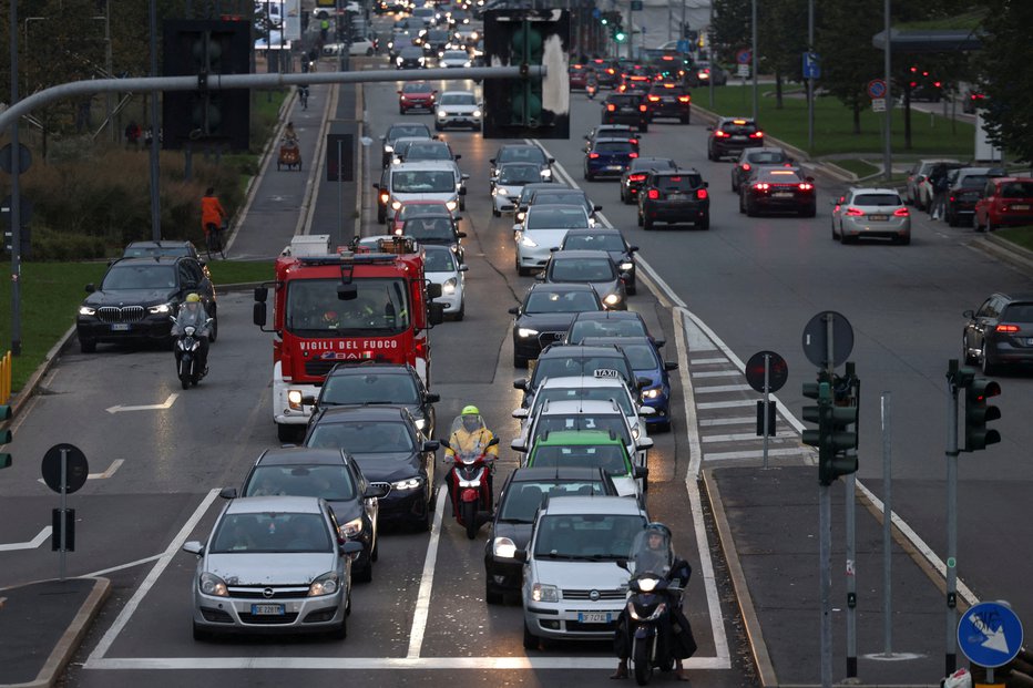 Fotografija: V lokalnem potniškem prometu bo štiriurna stavka po vsej državi vplivala na storitve v večjih mestih, vključno z Milanom in Rimom. FOTO: Claudia Greco/Reuters