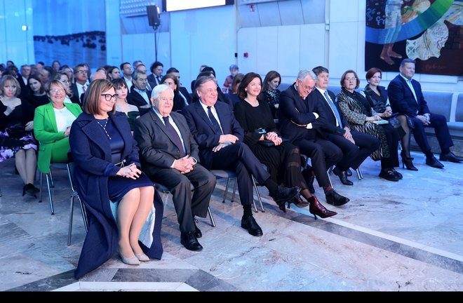 Podelitev so si med drugim ogledali tudi zunanja ministrica Tanja Fajon, nekdanji predsednik Milan Kučan, ljubljanski župan Zoran Janković ter minister za gospodarski razvoj in tehnologijo Matjaž Han. FOTO: Blaž Samec