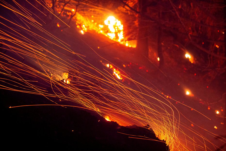 Fotografija: Razmere na prizadetih območjih se ne umirjajo. FOTO: Ringo Chiu Reuters