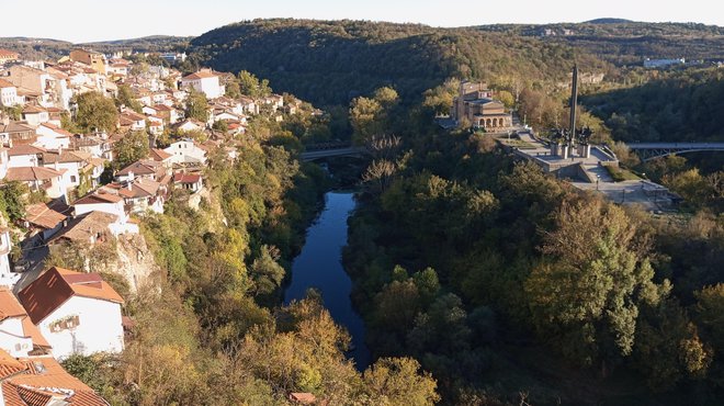 Veliko Trnovo se stiska nad rečnimi okljuki. FOTO: Igor Fabjan 