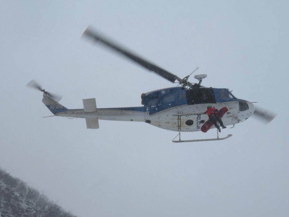 Fotografija: Tisti, ki potrebujejo prevoz s helikopterjem, so običajno zelo hudo ranjeni ali bolni in vsaka dodatna minuta je lahko zanje usodna. FOTO: Blaž Račič