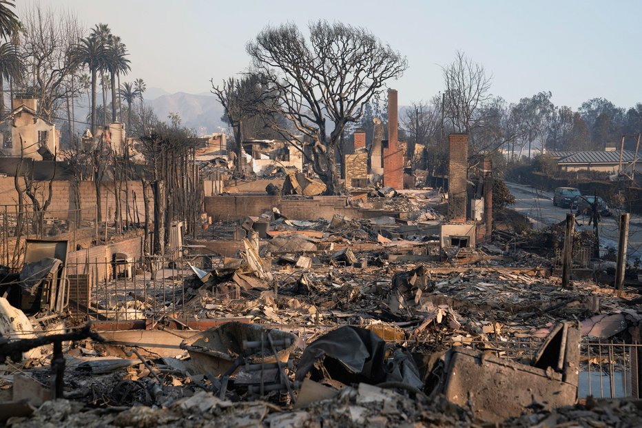 Fotografija: Med ruševinami bi nepridipravi radi iskali vrednejše reči. FOTO: David Ryder/Reuters