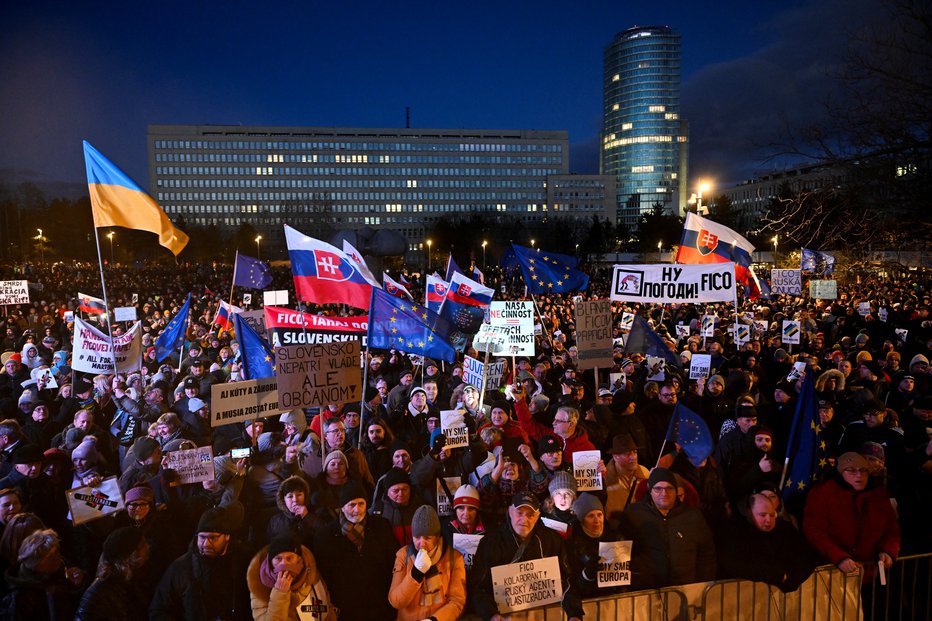 Fotografija: Ulice so napolnili protestniki. FOTO: Radovan Stoklasa/Reuters