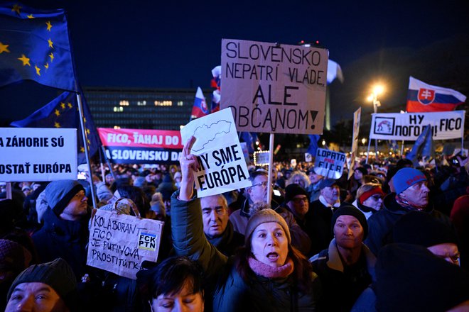 S seboj so prinesli transparente. FOTO: Radovan Stoklasa/Reuters