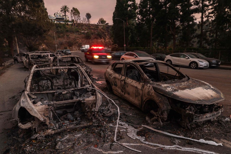 Fotografija: Ožgani avtomobili, ki jih je uničil požar Palisades. FOTO: Valerie Macon Afp