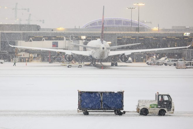 Letališče Hartsfield-Jackson v Atlanti je prekrito s snegom, območje je zajelo zimsko neurje.FOTO: Joe Raedle Getty Images Via Afp