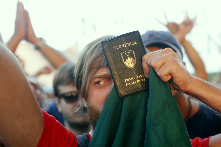 Fotografija: Slovenski potni list je med najmočnejšimi. Simbolična fotografija. FOTO: Uroš Hočevar/delo