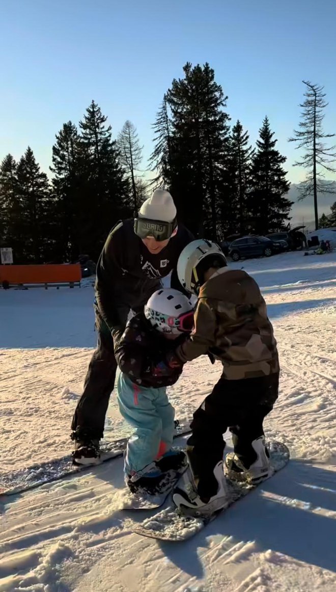 Najmlajšo članicio družine sta fanta z veseljem učila, medtem ko je mami Neža pridno snemala.