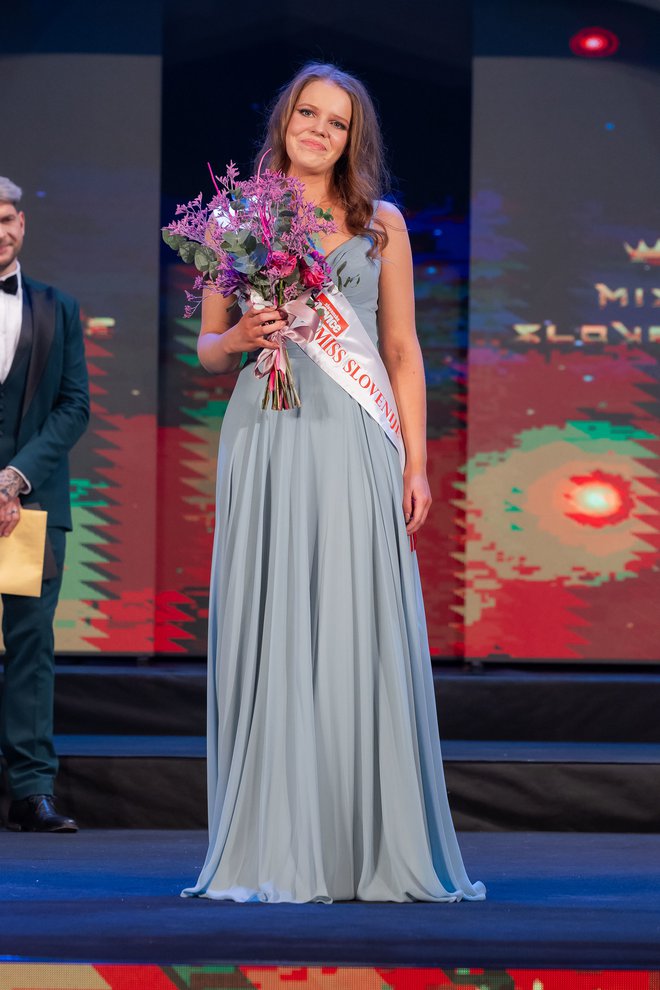 Simpatična Helena Pokeržnik, miss Slovenskih novic, se je bralcem našega časopisa v solzah zahvalila za glasove.