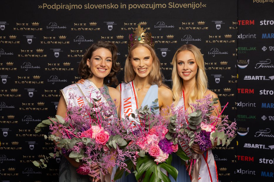 Fotografija: Tri najlepše (z leve): druga spremljevalka Katja Zver, miss Slovenije Amadea Zupan in prva spremljevalka Neja Prosenjak FOTOGRAFIJE: Anže Krže