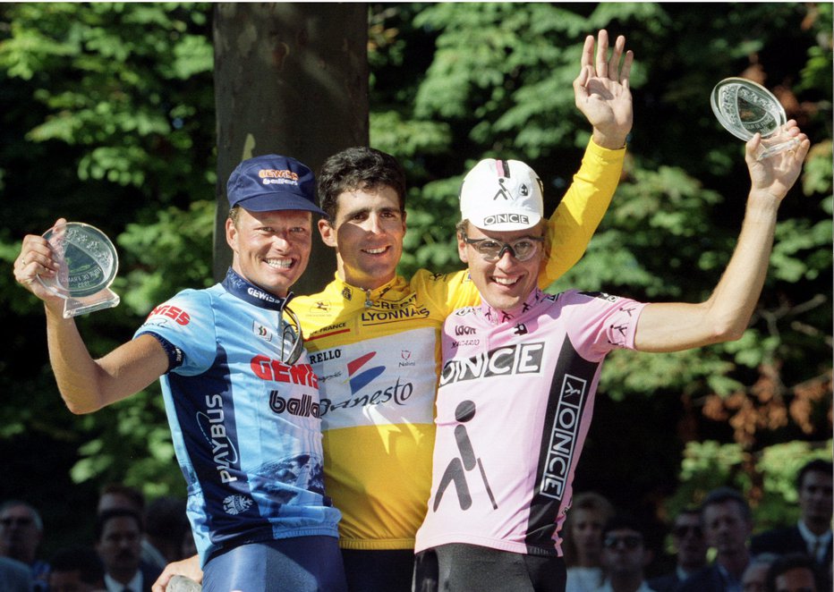 Fotografija: Miguel Indurain (v sredini) verjame, da lahko Pogačar tudi letos osvoji rumeno majico. FOTO: Jacky Naegelen/Reuters