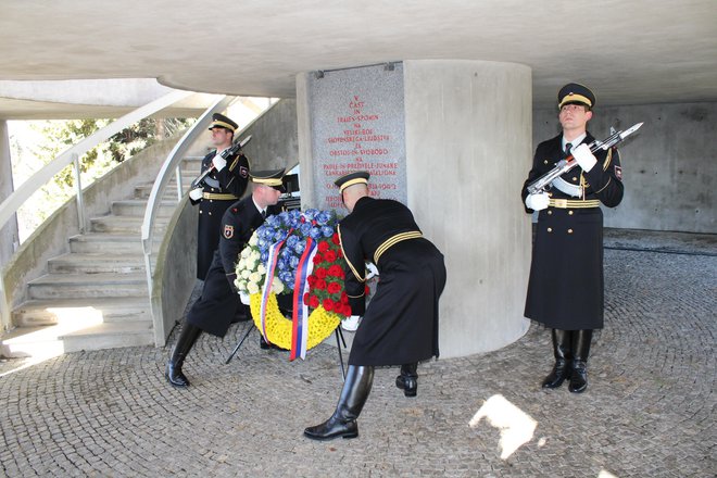 V imenu predsednice države Nataše Pirc Musar je venec h kostnici položila garda Slovenske vojske.