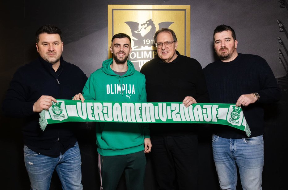 Fotografija: Jurgen Čelhaka (drugi z leve) je včeraj okrepil Olimpijo, kar so zakoličili (z leve) Igor Barišić, predsednik Adam Delius in Goran Boromisa. FOTO: NK Olimpija/sportida