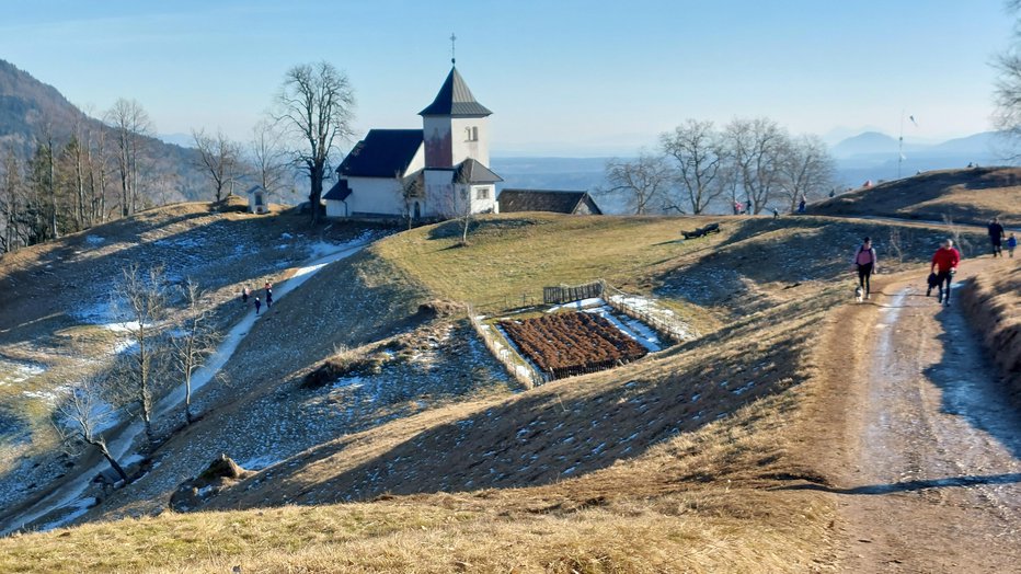 Fotografija: Sredi travnikov stoji srednjeveška cerkvica svetega Petra. FOTOGRAFIJE: Janez Mihovec