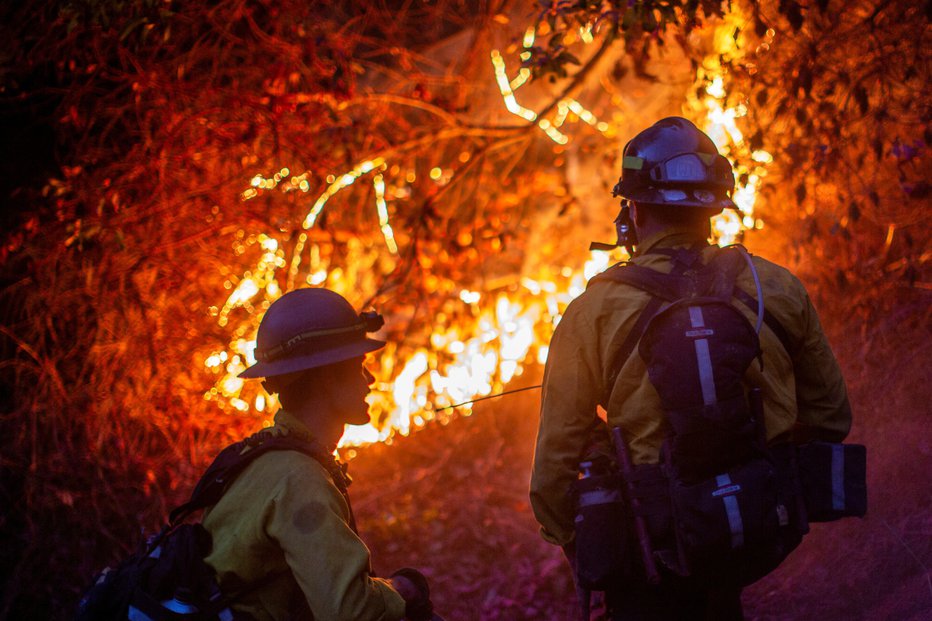 Fotografija: Gasilci se že dneve borijo s požari. FOTO: Ringo Chiu Reuters