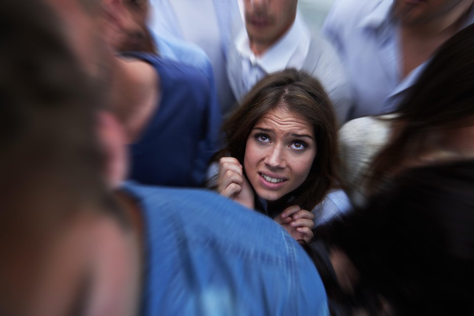 Fotografija: Soustvarjali smo kolektivno polje žalosti, jeze, strahu, tako smo povezani z njim. FOTO: Peopleimages/Getty Images