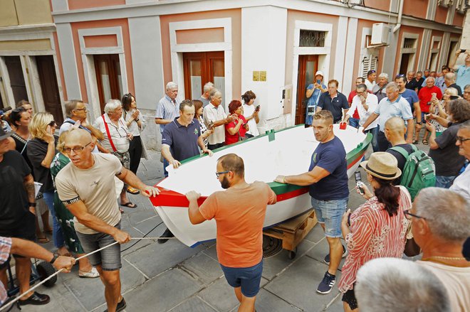 Selitev barke iz delavnice je redek dogodek in praznik ulice, ki ga spremlja fešta. FOTO: Arhiv Slobodan Simič - Sime