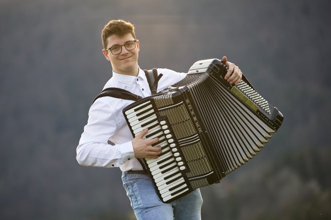 Jure Hudobreznik je vodja ansambla in harmonikar.