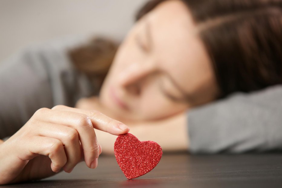 Fotografija: Oteklina je zjutraj po počitku morda manj opazna, vendar se čez dan pogosto povečuje. FOTO: Triocean/Getty Images