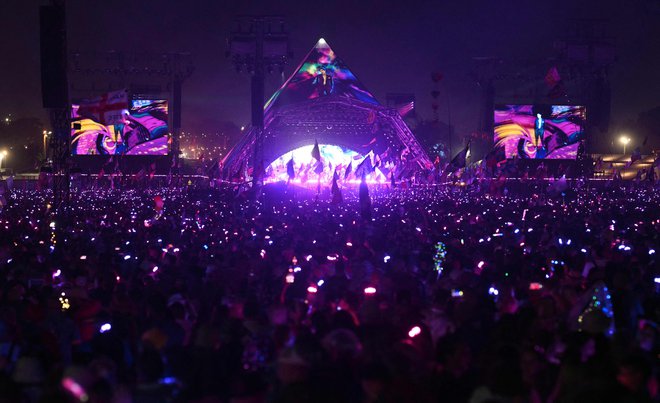 Piramidni oder v Glastonburyju je rezerviran za največje zvezde. Lani so na njem igrali Coldplay. Foto: Oli Scarff/AFP