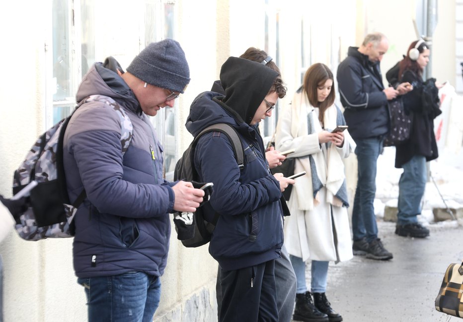 Fotografija: Največ uporabnikov pametnih naprav ali sistemov je med starimi od šest do 24 let (92 odstotkov), najmanj pa med tistimi v starosti od 65 do 74 let (35 odstotkov). FOTO: Dejan Javornik