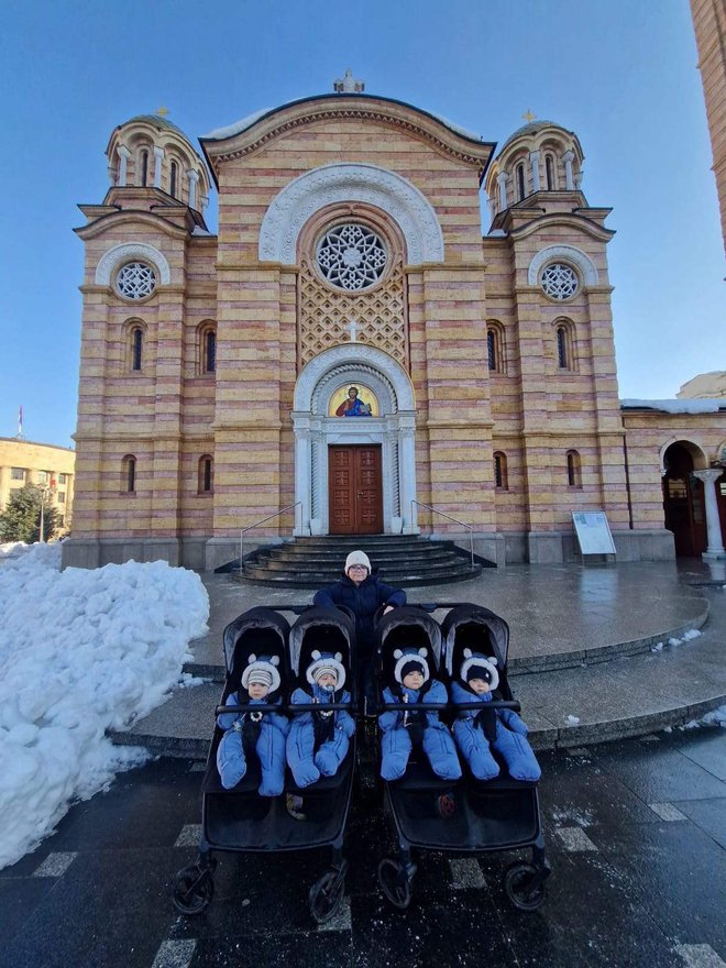 Bratec Konstantin ima svoje štiri mlajše brate zelo rad.