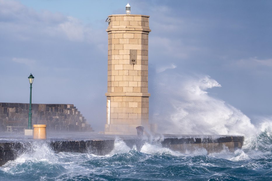 Fotografija: Močno piha tudi pod Velebitom. FOTO: Hrvoje Kostelac/pixsell