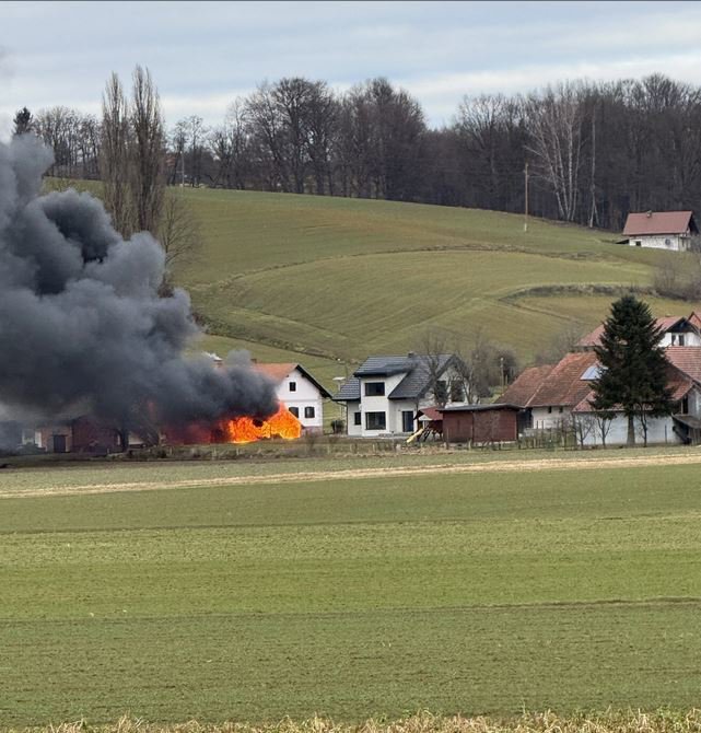 Fotografija: Goreči objekt je poleg gostega dima bil ena sama ognjena bakla FOTO: A.H.