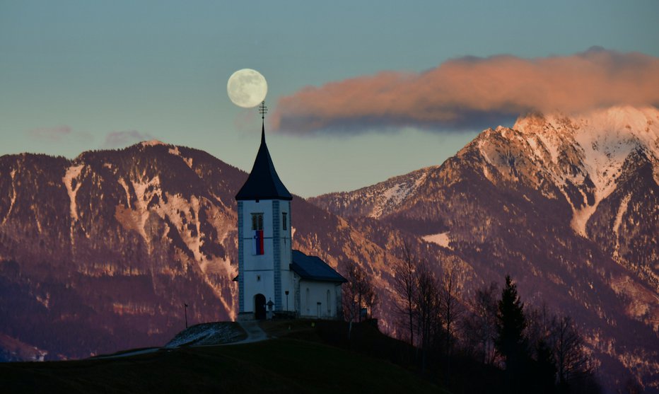 Fotografija: Polna luna na Jamniku FOTO: Egon Cokan