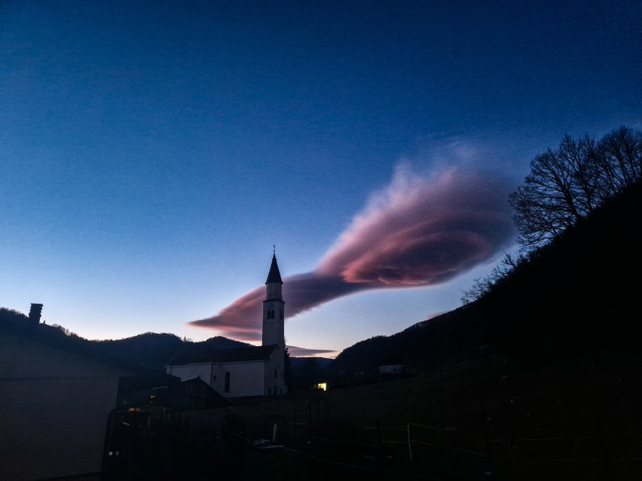 Fotografija: Nebo nad Tolminom je bilo deležno prav posebnih oblakov. FOTO: Bralka Natalija