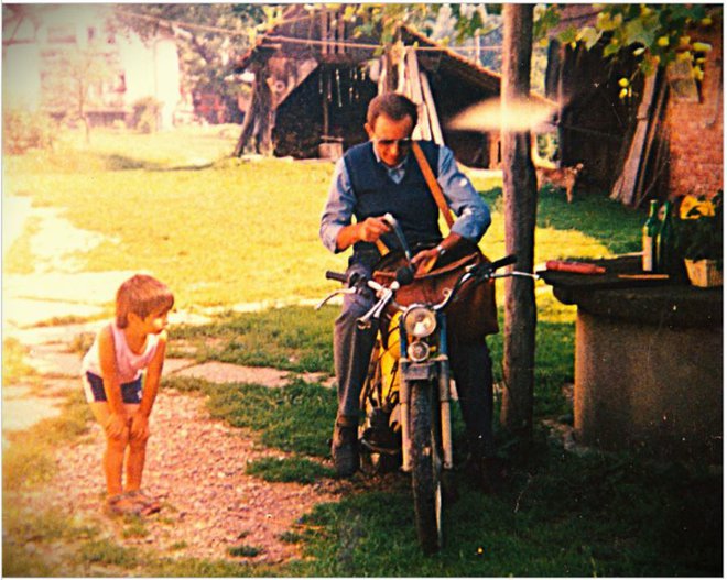 Še otroci so se veselili, ko je prišel poštar Avgust; okoli leta 1980.