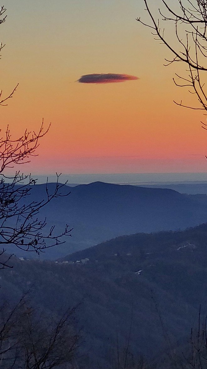 Nista lečasta oblaka, ampak vseeno zanimiva. V času fotografiranja sta bila edina oblaka na nebu nad Banjško planoto. FOTO: Bralec Peter