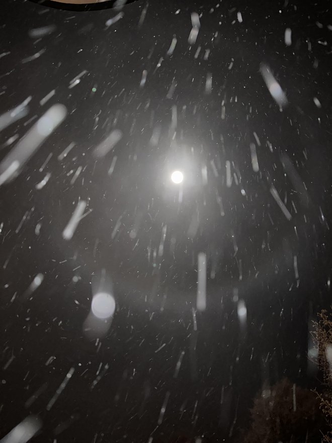 V Škofji Loki smo iz Grajske kavarne občudovali ta pojav. FOTO: Bralec Anže