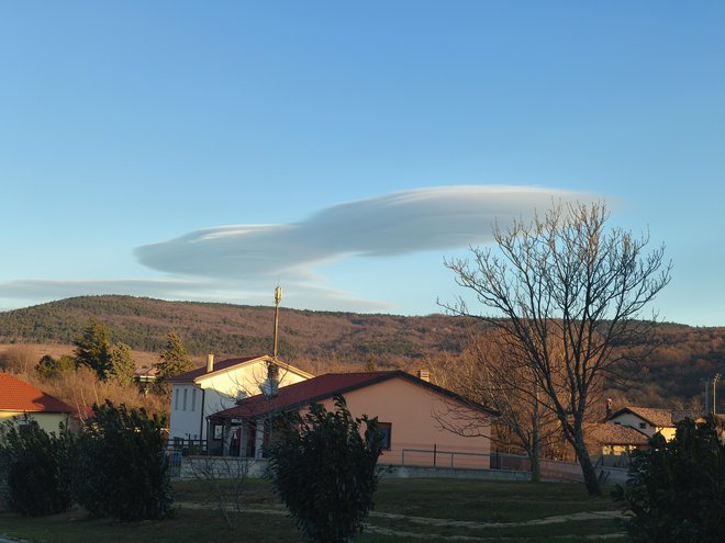 Lečast oblak, ki je nastal nad kokoško. FOTO: Bralec Tomaž