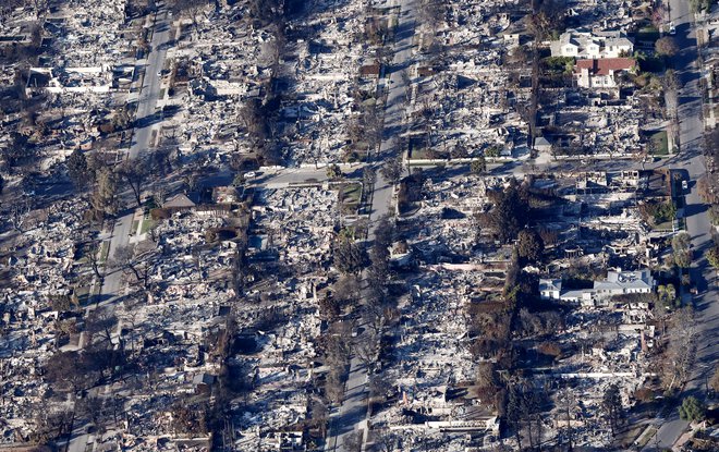 Pogled iz zraka na hiše, uničene v požaru Palisades. FOTO: Mario Tama Getty Images Via Afp