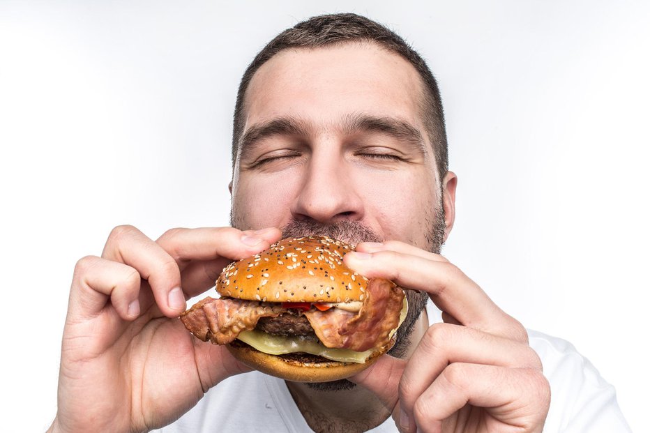 Fotografija: Če nič drugega ne pomaga, se med odmorom za kosilo sprehodite ali nekajkrat na dan vstanite, da se dobro raztegnete. FOTO: Getty Images/istockphoto