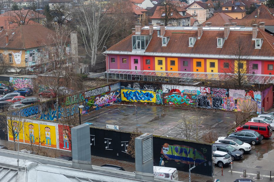 Fotografija: Metelkova morda deluje malo bolj nevarno, ker sta v njeni neposredni bližini metadonska ambulanta, kakor tudi izpostava azilnega doma. FOTO: Črt Piksi