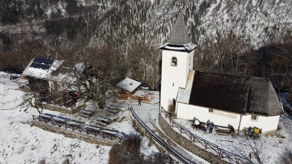 Fotografija: Sveti Jakob je na višini 961 metrov, ob njem je še planinski dom. FOTOGRAFIJE: Janez Mihovec