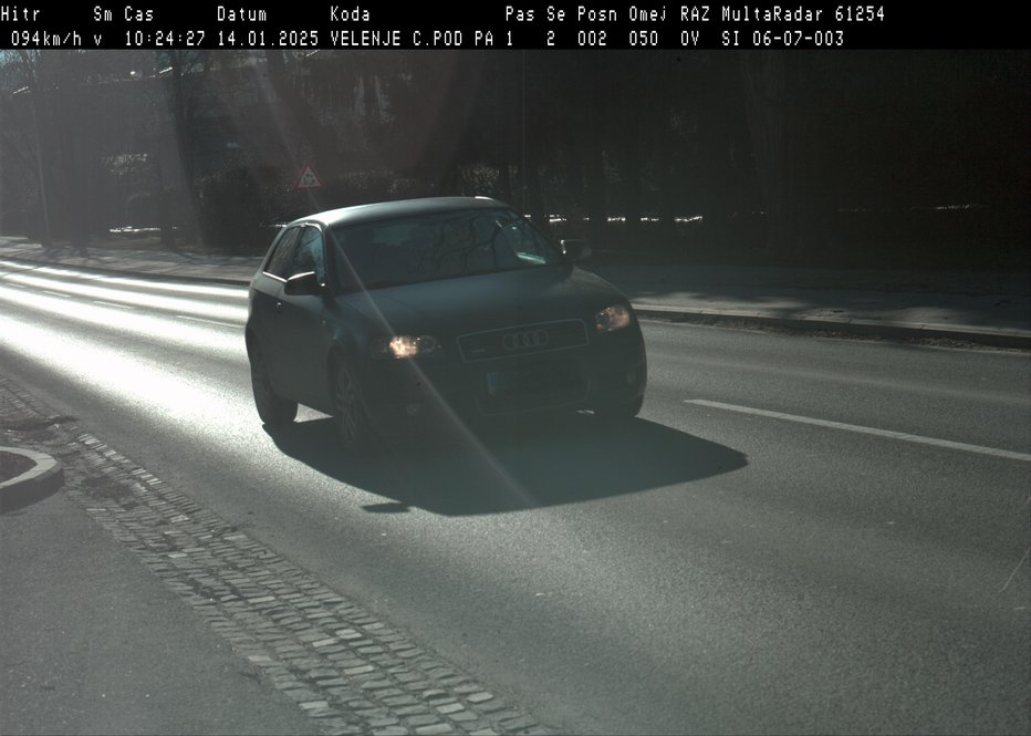 Fotografija: Za prekršek je predpisana sankcija prenehanje veljavnosti vozniškega dovoljena za vse kategorije motornih vozil (7 kazenskih točk) in globa v višini 500 evrov.  FOTO: Pu Celje