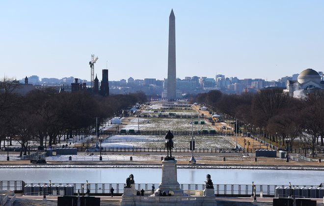 Na ploščadi National Mall se bo v ponedeljek, kot za zdaj kaže, trlo ljudi. FOTO: Fabrizio Bensch/Reuters