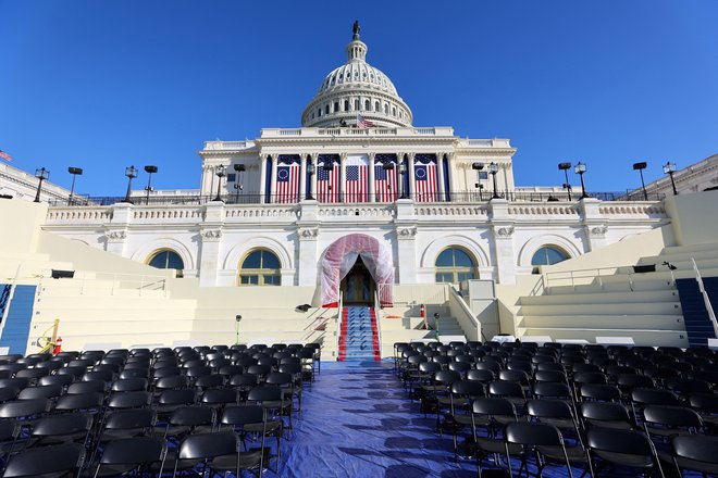 Kapitol krasijo ameriške zastave. FOTO: Fabrizio Bensch/Reuters