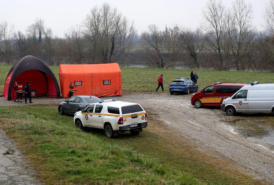 Fotografija: Iskanje se nadaljuje danes, vse službe so na terenu, napovedali pa so, da se bo iskanje razširilo tudi na Sisaško-moslavaško županijo. FOTO: Zeljko Lukunic/pixsell