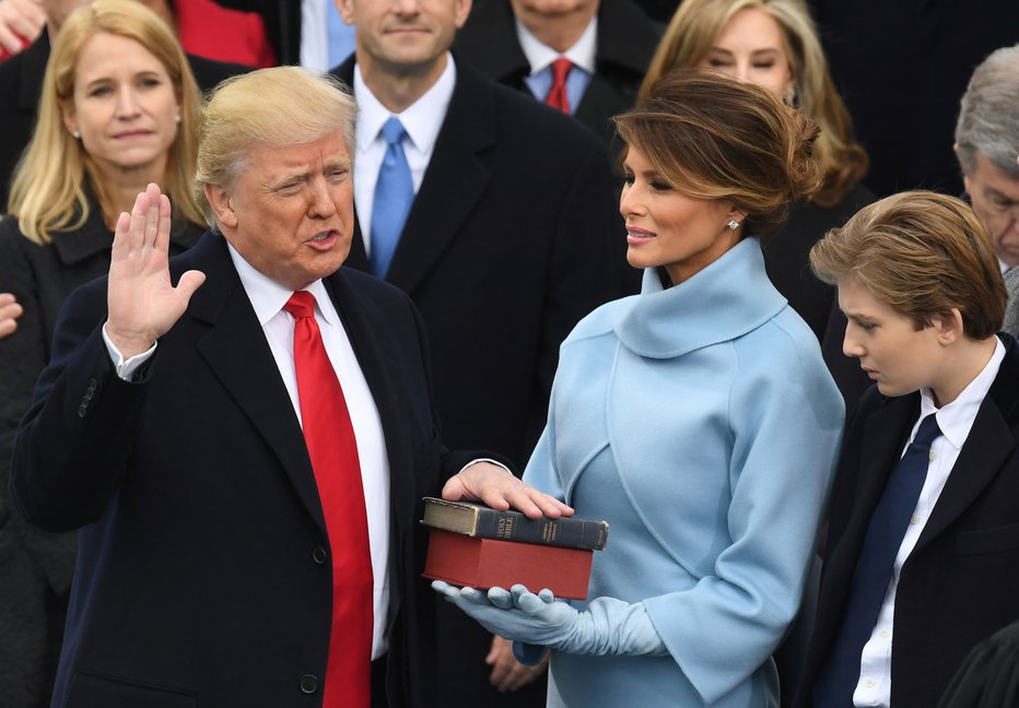 Fotografija: Prvič je Donald Trump kot predsednik zaprisegel 20. januarja 2017. FOTO: Mark Ralston/AFP