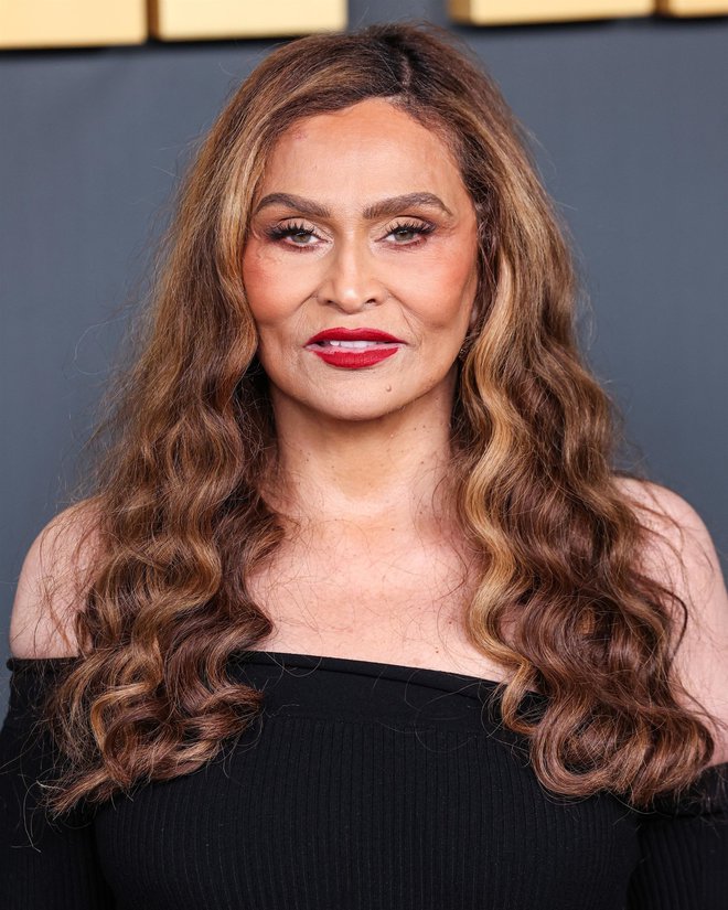 Dom je izgubila tudi Tina Knowles, mama pevke Beyoncé, ki je zapisala: »To je bil moj najljubši kraj na vsem svetu. Moje svetišče, kraj, kjer sem bila vedno srečna. Zdaj ga ni več.« Hčerina dobrodelna organizacija je že donirala dobra dva milijona evrov za vse žrtve.