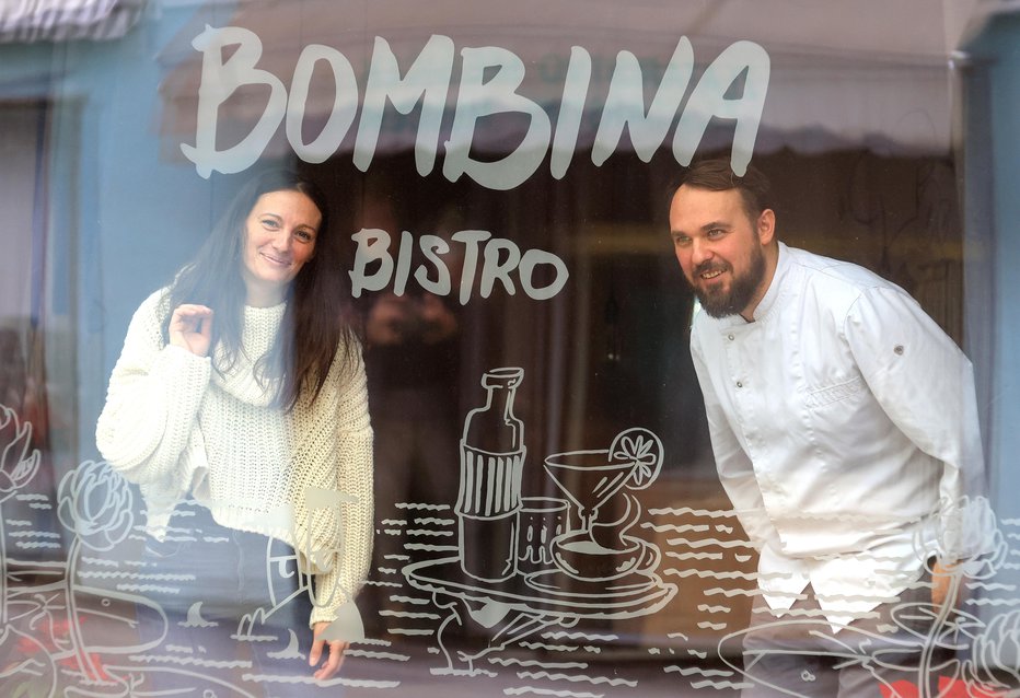 Fotografija: Bistro Bombina vodi mlad par: Barbara Kocjan je odgovorna za strežbo, Urh Kapelar kuha. (Foto: Dejan Javornik)