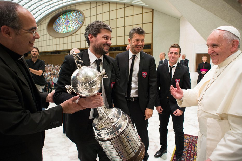 Fotografija: Je goreč nogometni navijač, zlasti kluba San Lorenzo iz njegove domače soseske v Buenos Airesu. FOTO: Osservatore Romano/Afp