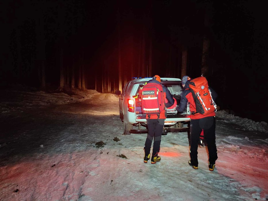 Fotografija: Pomagali so jim gorski reševalci. FOTO: GRS Radovljica